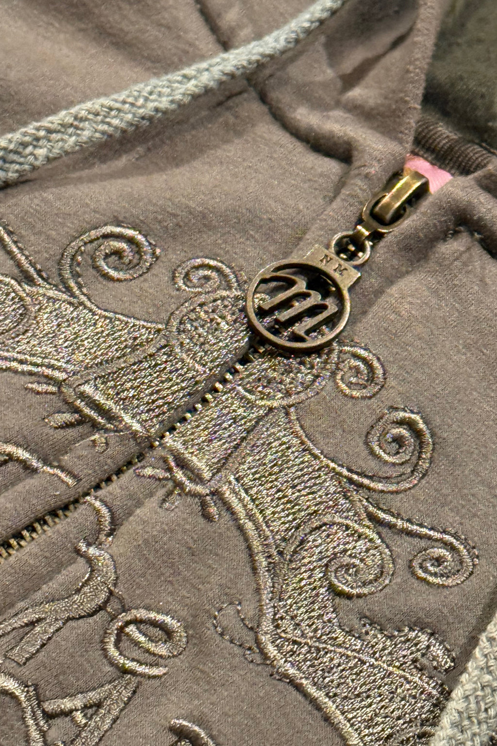 ZIP HOODIE MED UNIKA FICKOR